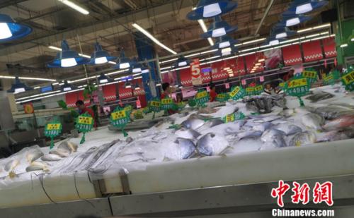 圖為超市里的水產(chǎn)區(qū),。 謝藝觀 攝