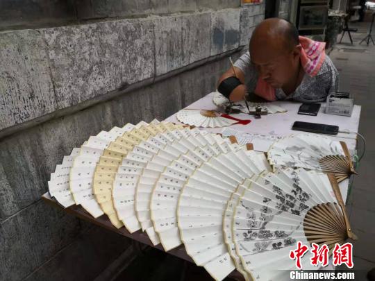賈維軍正在聚精會神地寫字,?！“⒘漳?攝