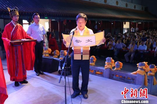 圖為，曲阜市政協(xié)副主席李剛恭讀祭文,?！「叱?攝