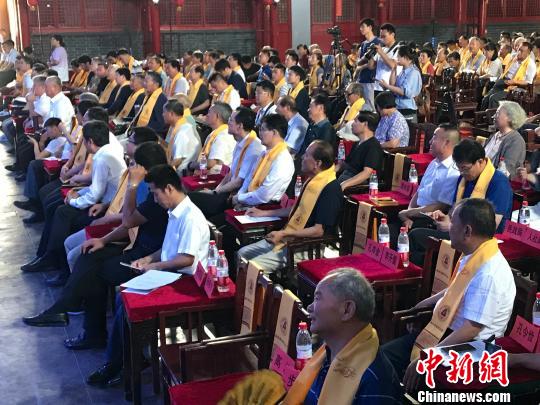圖為,，現(xiàn)場觀眾聆聽《從文化自知到文化自信》報告,。　高超 攝