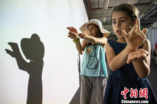 6月15日,，“親歷北京——感受山水海淀,、體驗(yàn)創(chuàng)新之城”活動(dòng)在北京海淀區(qū)翠湖國(guó)家城市濕地公園和亞洲數(shù)字藝術(shù)展展場(chǎng)舉辦。圖為外國(guó)友人在活動(dòng)現(xiàn)場(chǎng)參與互動(dòng),。(完) 主辦方供圖 攝