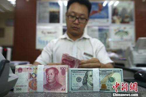 資料圖：銀行工作人員清點貨幣,。<a target='_blank' href='http://www.chinanews.com/'>中新社</a>記者 張云 攝