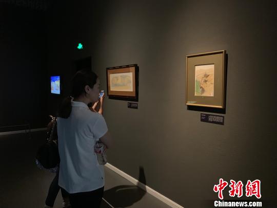 民眾欣賞平山郁夫藏文物及畫作,?！№n宏 攝