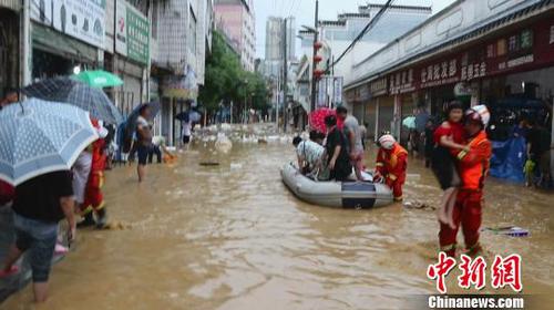 圖為當?shù)叵绬T進行救援。馬永全 攝