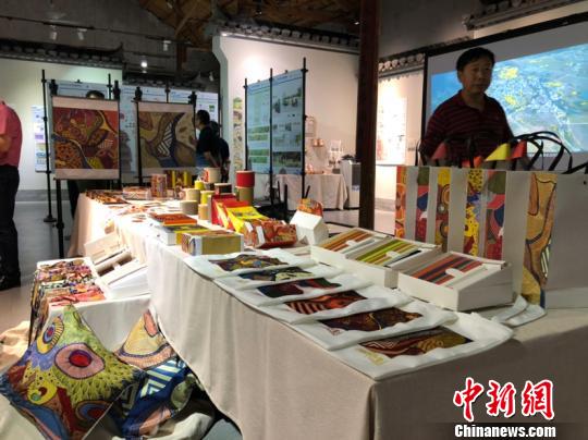 展覽上的文創(chuàng)產(chǎn)品展示,。供圖