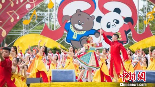 第十屆中俄文化大集開(kāi)幕現(xiàn)場(chǎng)。黑河市委宣傳部供圖