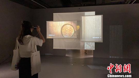 圖為中醫(yī)藥古籍展現(xiàn)場,。　鐘欣 攝