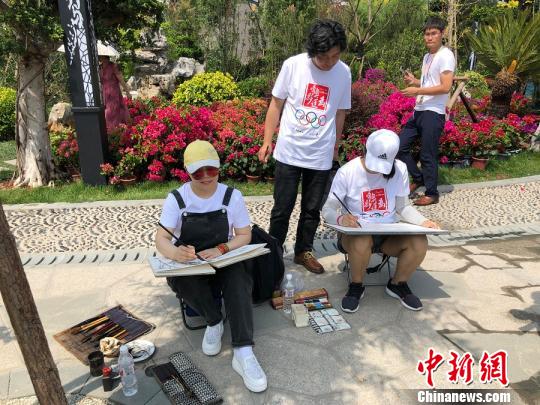 “為奧運喝彩”藝術(shù)寫生團(tuán)參加國際奧林匹克日公益跑活動并現(xiàn)場寫生,。“為奧運喝彩”項目組 提供