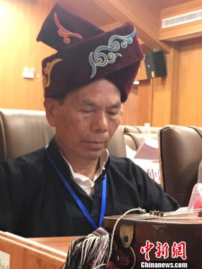 來自桂湘黔三省區(qū)13個市縣的80多名專家學者就舉辦“侗寨申遺論壇”以及中國侗寨申遺工作進行交流和探討,。　謝興華 攝
