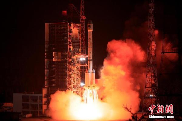 該衛(wèi)星是北斗三號系統(tǒng)的第21顆組網(wǎng)衛(wèi)星,、第2顆傾斜地球同步軌道衛(wèi)星，經(jīng)過一系列在軌測試后,，衛(wèi)星將與此前發(fā)射的20顆北斗三號衛(wèi)星組網(wǎng)運行,，適時提供服務(wù)，進(jìn)一步提升北斗系統(tǒng)的覆蓋能力和服務(wù)性能,。文 郭超凱 楊欣 圖 郭文彬