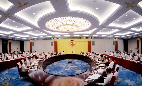 近日,，全國政協(xié)主席會(huì)議成員務(wù)虛會(huì)在北京召開,。中共中央政治局常委、全國政協(xié)主席汪洋主持會(huì)議并講話,。 本報(bào)記者 田福良 攝