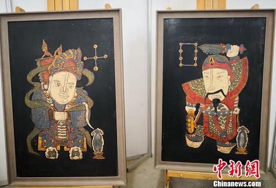 圖為以傳統(tǒng)神話人物為主的漆畫作品,?！⒂裉?攝