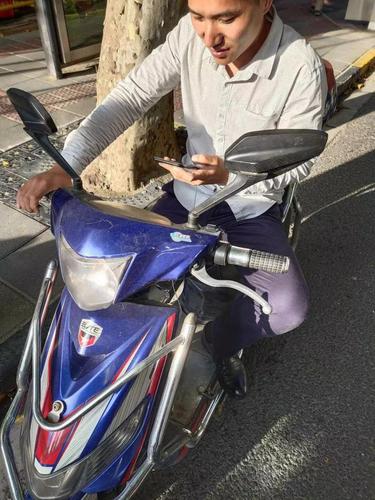 騎非機(jī)動(dòng)車撐傘、玩手機(jī)都要被處罰？上海交警：騎車不得手中持物,，違者罰款50元
