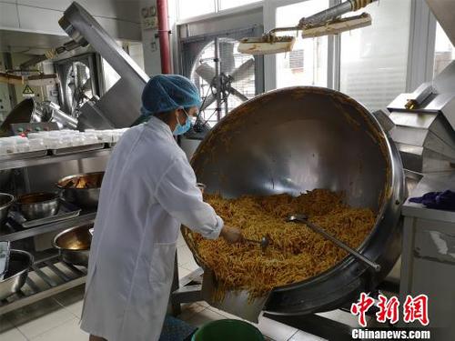 螺螄粉檢驗(yàn)員抽取生產(chǎn)線上螺螄粉配料,，拿去品嘗檢驗(yàn)口感,。　林馨 攝