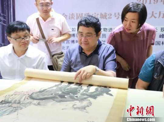 文物專家走進石家莊免費鑒寶現(xiàn)場支招辨真?zhèn)? style=