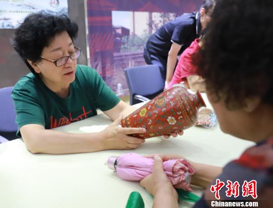 文物鑒定專家現(xiàn)場為市民免費鑒定收藏品真?zhèn)巍９﹫D