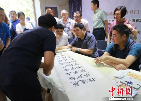 鑒定現(xiàn)場吸引了很多藏友前來向?qū)＜易稍?。供圖