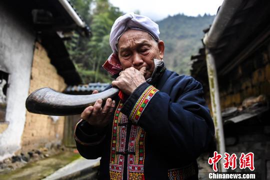 盡管年過(guò)八旬,，盤(pán)良安依舊能吹響牛角迎客,?！±盍?攝