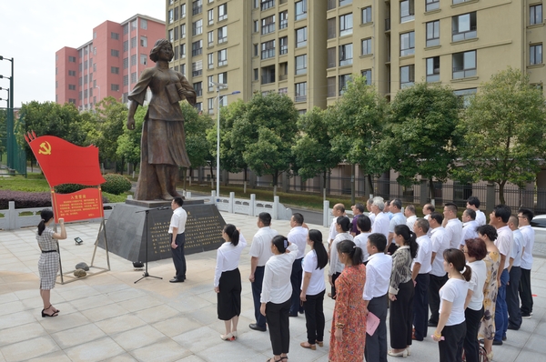 為紀(jì)念中國(guó)共產(chǎn)黨成立98周年,，慶祝中華人民共和國(guó)和人民政協(xié)成立70周年,，強(qiáng)化黨性教育,，傳承紅色基因,，永修縣政協(xié)結(jié)合“不忘初心,、牢記使命”主題教育