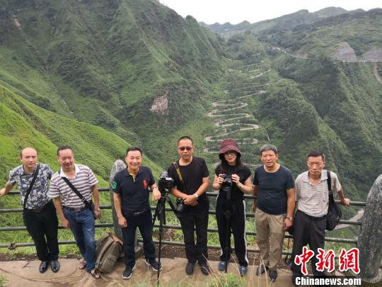 攝影師們?cè)谫F州晴隆24道拐拍攝?！￡惡楸?攝