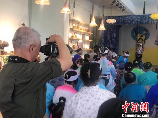 攝影師們?cè)诎岔樑臄z屯堡文化,?！∏鸶唔?攝