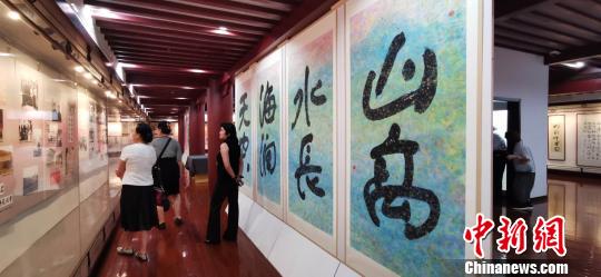 書畫展讓師生在紅色書法作品中學習革命文化，領會革命精神,?！∧搅?攝
