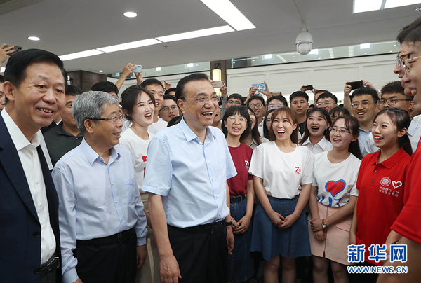 　7月1日，中共中央政治局常委,、國務(wù)院總理李克強(qiáng)在大連考察,。這是李克強(qiáng)在大連理工大學(xué)了解畢業(yè)生就業(yè)情況,。 新華社記者劉衛(wèi)兵攝
