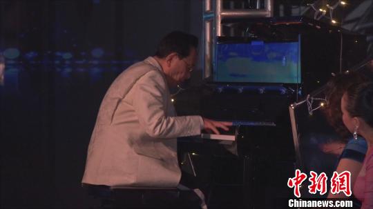 著名作曲家陳鋼演奏小提琴協(xié)奏曲《梁?！贰,！】涤裾?攝