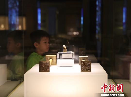 銅“黨壩長官司印”(清代乾隆二十六年)(左)銅“綽斯甲布宣撫司印”(清代乾隆四十年)(右),?！∮诰?攝