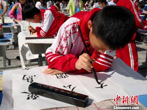 蘭州市中小學生現(xiàn)場揮毫潑墨,。(資料圖) 劉薛梅 攝