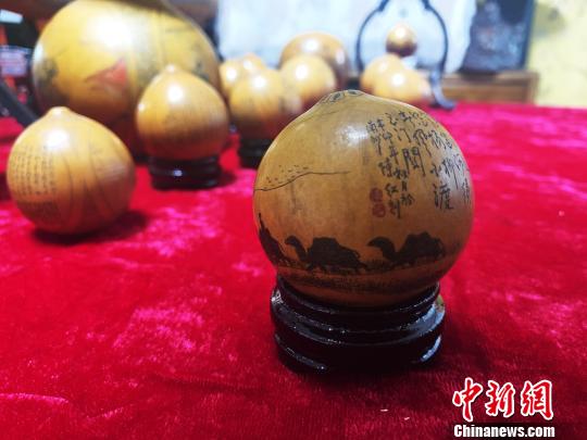 圖為陳紅在葫蘆上刻的絲綢之路圖之一,?！「呖档?攝