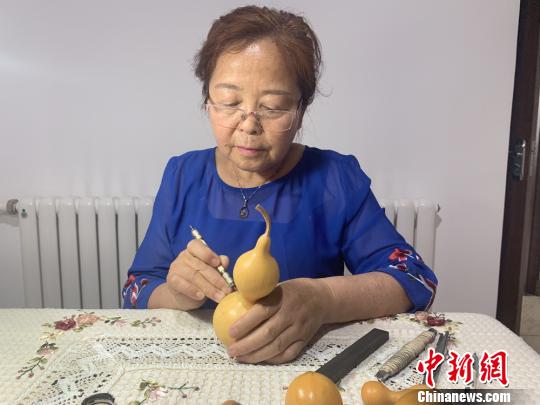 陳紅正在進(jìn)行新作品的創(chuàng)作?！「呖档?攝