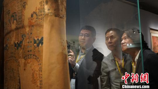 圖為嘉賓參觀吐蕃“貴族服飾”?！∥航ㄜ?攝