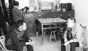     本報(bào)記者胡方玉在安徽金寨縣油坊店鄉(xiāng)西蓮村村民家中采訪,。