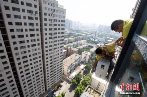 資料圖：在山西太原,，空調(diào)安裝工程師頂著酷暑高溫，為市民安裝空調(diào),。<a target='_blank' href='http://www.chinanews.com/'>中新社</a>記者 張?jiān)?攝