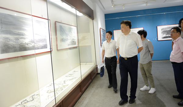 2,、中共溧陽市委常委宣傳部部長張愛文到現(xiàn)場觀看畫展