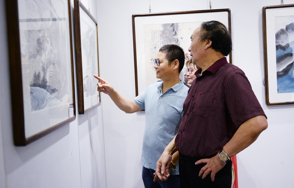 6,、參加聯(lián)展的溧陽市地方書畫家在介紹自己的作品