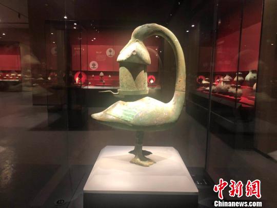 雁魚銅燈,。　李庭耀 攝