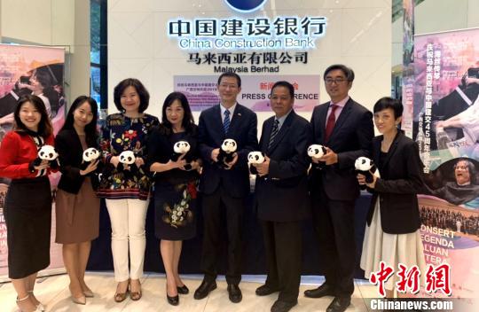 克勞迪婭,？楊(左三)和主辦方、承辦方嘉賓共同推介音樂(lè)會(huì),。　陳悅 攝