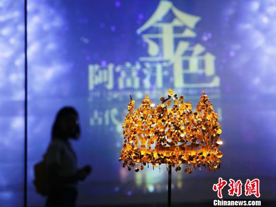 圖為展出的五樹(shù)形金質(zhì)王冠?！°蟛?攝