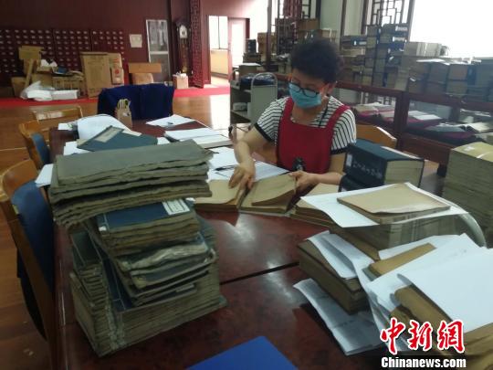已經(jīng)與古籍打交道20余年的工作人員賈秀麗,，正在對(duì)近期已經(jīng)編目的古籍做審校?！O婷婷 攝