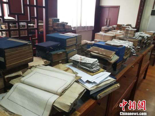 每一本古籍,，都要詳細(xì)記錄著者、書名卷數(shù),、版本(批校題跋),、冊(cè)數(shù)、存卷等信息,?！O婷婷 攝