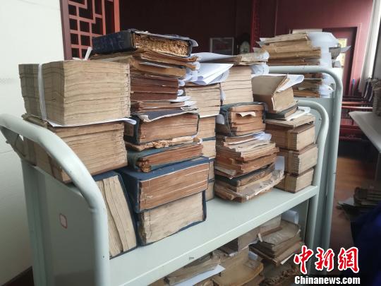 很多古籍由于年代久遠(yuǎn),，會(huì)出現(xiàn)殘損的情況?！O婷婷 攝