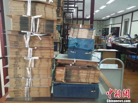 山東省圖書館歷史文獻(xiàn)部7名古籍編目工作人員,，14年如一日，為70萬(wàn)本古籍做編目,?！O婷婷 攝