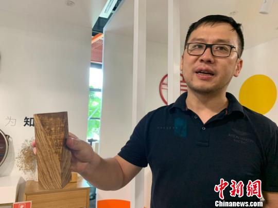 杭州凸凹設(shè)計負責人介紹其有關(guān)良渚文化的設(shè)計作品,。　張斌 攝