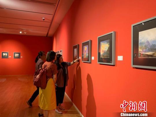 人工智能產(chǎn)品微軟“小冰”的畫作吸引參觀者目光,。　張斌 攝