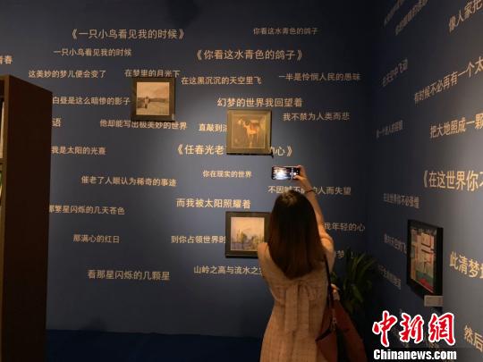 人工智能產(chǎn)品微軟“小冰”的詩作吸引參觀者目光?！埍?攝
