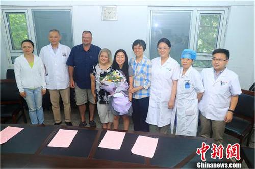 孔姍姍一家從美國前來感謝當(dāng)年救治與幫助過她的人,?！￡惣t明 攝