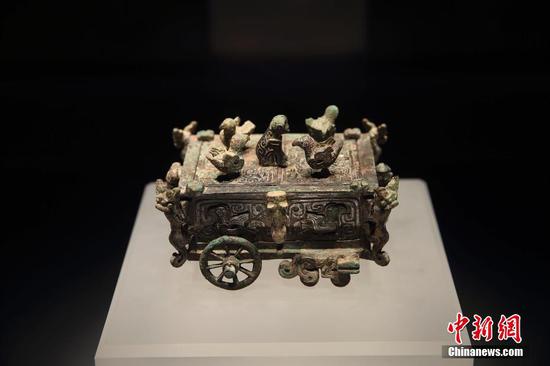 圖為博物館陳列的山西省聞喜縣出土的刖人守囿車,。中新社記者 張云 攝