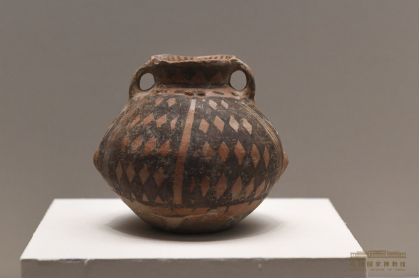 雙耳彩陶罐，距今3800-3600年,，哈密天山北路墓地出土,，新疆維吾爾自治區(qū)博物館藏（攝影：劉桐）